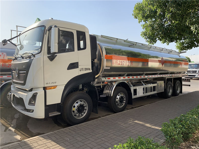 油罐車(chē)廠家 綠色駕駛七大技巧